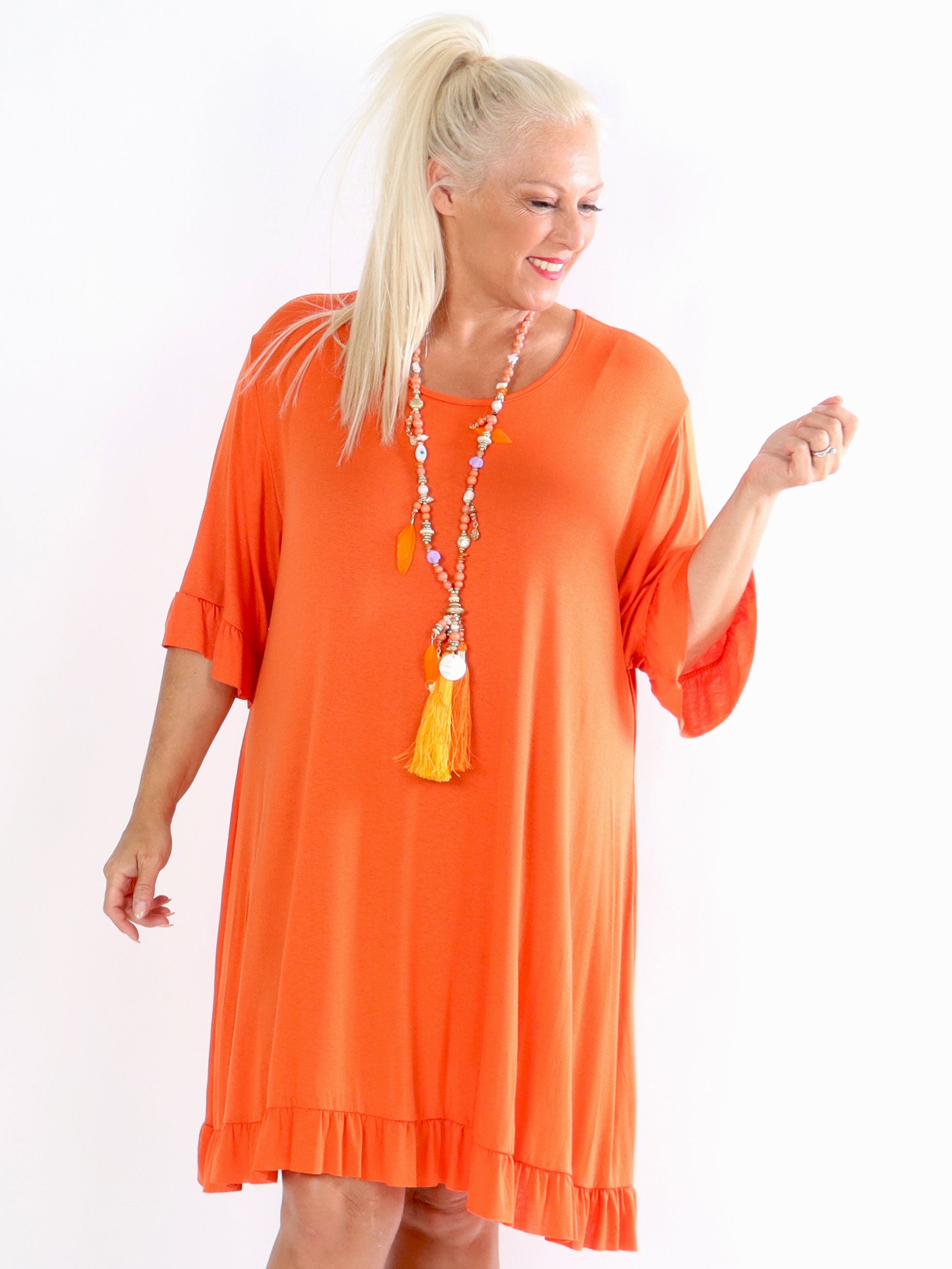 Leonara - Simpel viscose kjole med flæsekanter